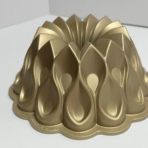NWOT Nordic Ware Elegant Gold Bundt Pan